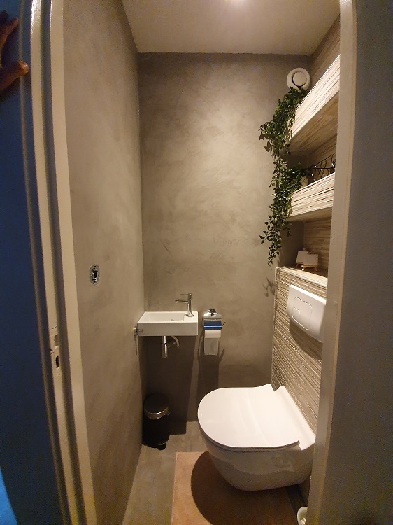 Beton-Cire-in-de-toilet