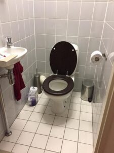 Beton-Cire-over-tegels-Toilet-voor
