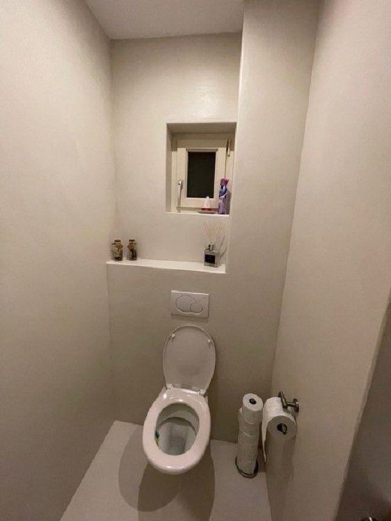 Beton Cire toilet in Chalk White