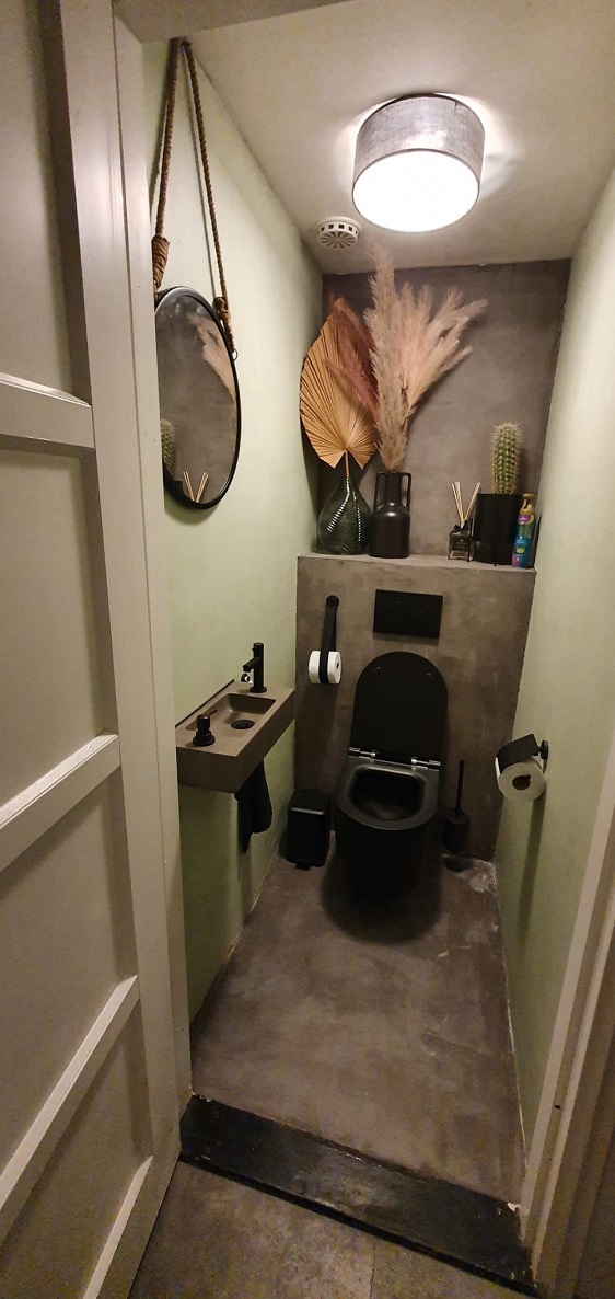 Beton-Cire-toilet-in-groen-en-grijs-