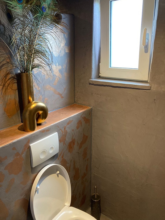 Beton-Cire-toilet-kleur-31-met-brons-glaze