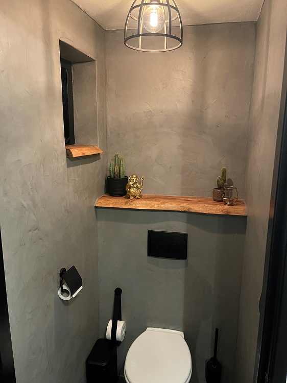 Beton-Cire-toilet-kleur-44-met-zwart-en-hout