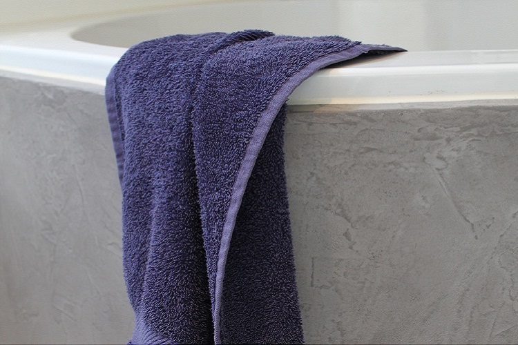 Betonlook-badkamer-bad-met-handdoek