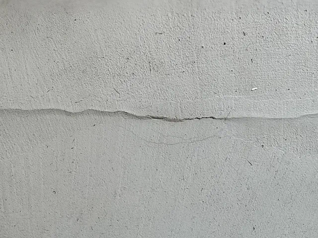 scheuren van beton cire